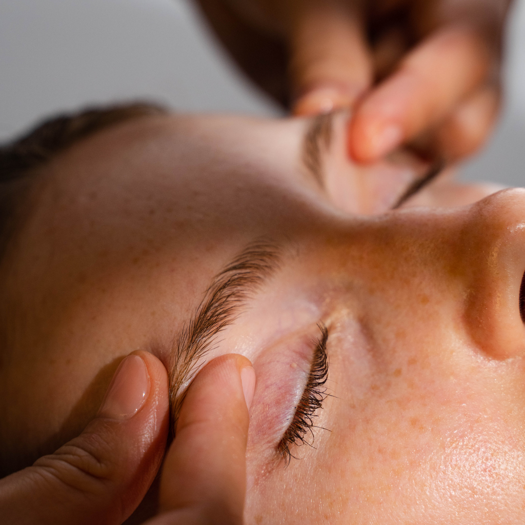 Il massaggio facciale tra benessere e terapia